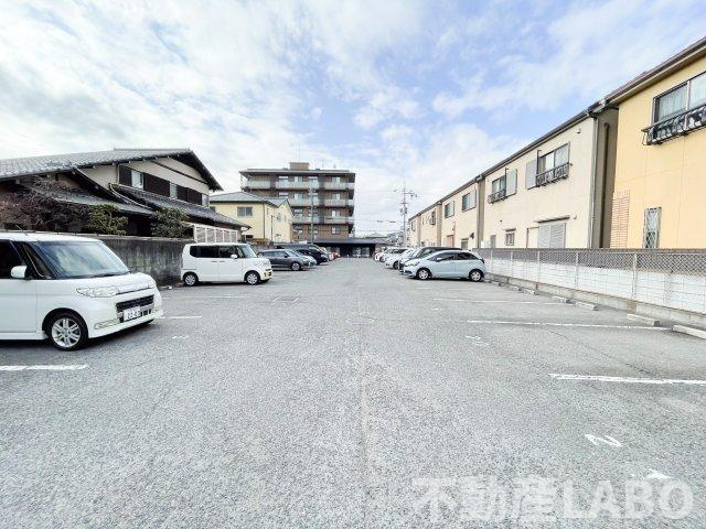 シャルマン・シェソワの駐車場