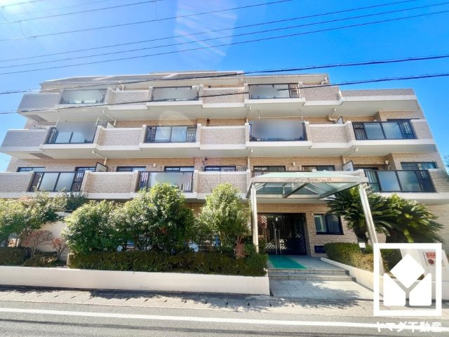 グラン・ドムール山科の外観