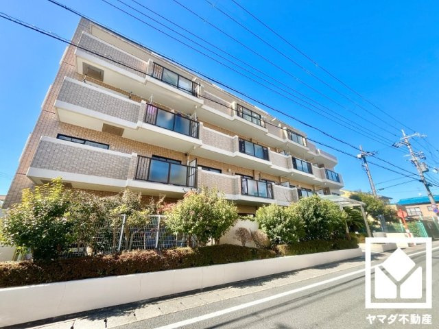 グラン・ドムール山科の外観