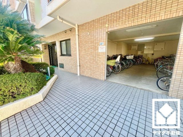 グラン・ドムール山科の駐輪場