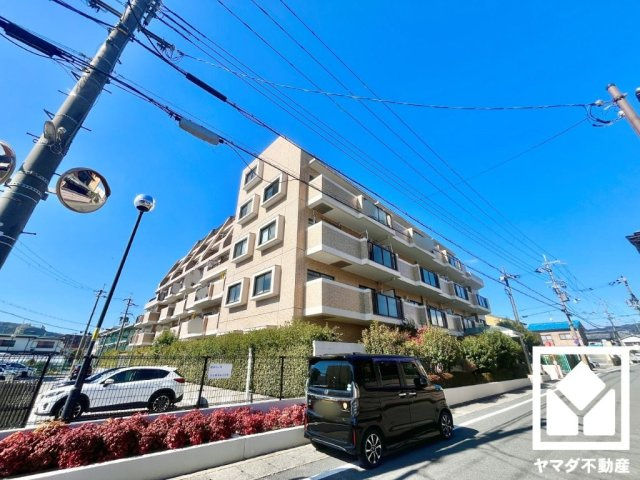 グラン・ドムール山科の外観