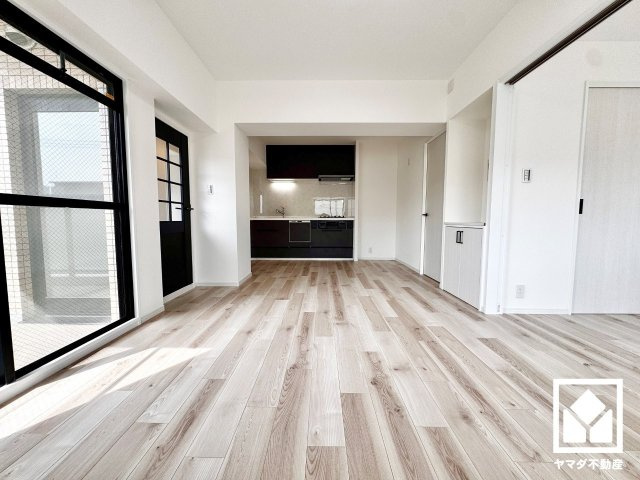 グラン・ドムール山科の居間・リビング