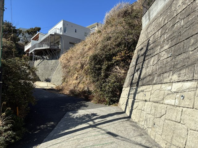 海一望！江ノ電と相模湾を望む、腰越の土地の前面道路含む現地写真|前面道路