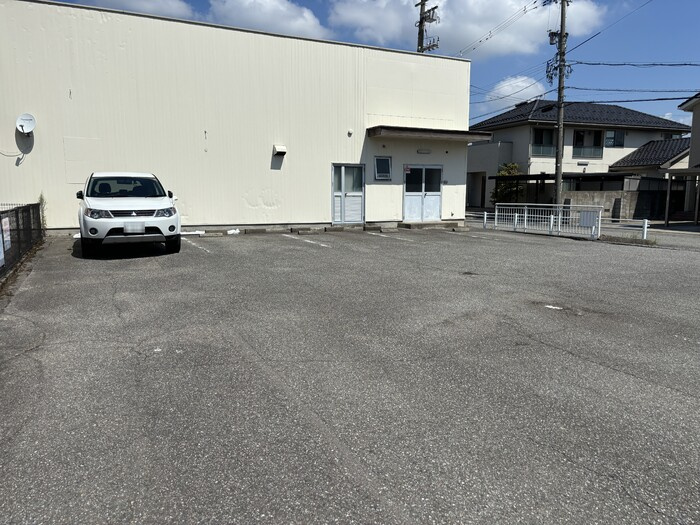 メゾネットメゾンの駐車場