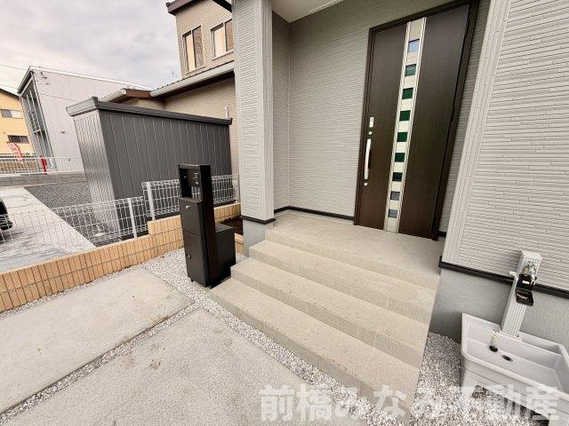 【新築平屋】高崎市箕郷町生原第7　４号棟(全４棟)　リーブルガーデン　新築建売分譲の玄関|きれいな玄関です