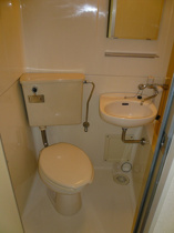 落ち着いた色調のトイレです