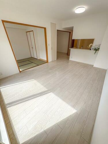 シャリエ門真グランマークスの居間・リビング|LDK15.0帖
■物件内覧・資金計画相談・住宅ローン相談、リフォーム相談、お問合せ受付中■
※当日・翌日のご内覧、ご相談はお電話でのお問合せがスムーズです！