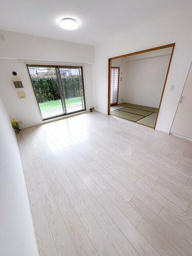 シャリエ門真グランマークスの居間・リビング|LDK15.0帖
■物件内覧・資金計画相談・住宅ローン相談、リフォーム相談、お問合せ受付中■
※当日・翌日のご内覧、ご相談はお電話でのお問合せがスムーズです！