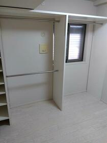 シャリエ門真グランマークスの内装|洋室5.0帖　ウォークインクローゼット
■物件内覧・資金計画相談・住宅ローン相談、リフォーム相談、お問合せ受付中■
※当日・翌日のご内覧、ご相談はお電話でのお問合せがスムーズです！