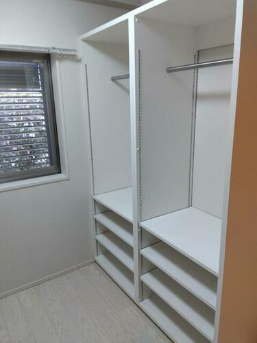 シャリエ門真グランマークスの収納|洋室5.0帖　ウォークインクローゼット
■物件内覧・資金計画相談・住宅ローン相談、リフォーム相談、お問合せ受付中■
※当日・翌日のご内覧、ご相談はお電話でのお問合せがスムーズです！