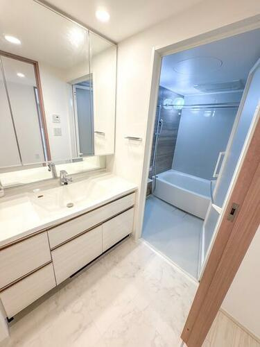 シャリエ門真グランマークスの独立洗面台|シャワー付き洗面化粧台
■物件内覧・資金計画相談・住宅ローン相談、リフォーム相談、お問合せ受付中■
※当日・翌日のご内覧、ご相談はお電話でのお問合せがスムーズです！