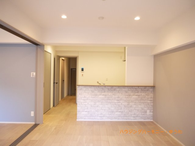 【居間・リビング】 | 目白ガーデニア | 居心地のいい暮らしには欠かせない眩い採光。ゆったりとした幅の窓からこの空間に降り注ぐ採光が絶えません。