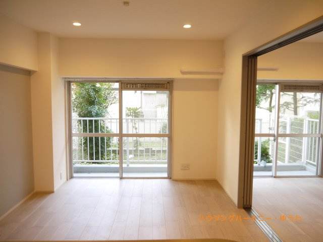 【居間・リビング】 | 目白ガーデニア | 時によって変化をもたらす採光。