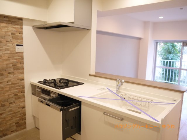 【キッチン】 | 目白ガーデニア | 家族の顔も見れて安心、対面式・浄水器付き３口コンロのシステムキッチンを採用！