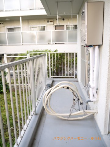 【バルコニー】 | 目白ガーデニア | 充分な広さと幅が確保されたバルコニー。天気が良い日には太陽の陽が差し込み、心地よいバルコニーです。