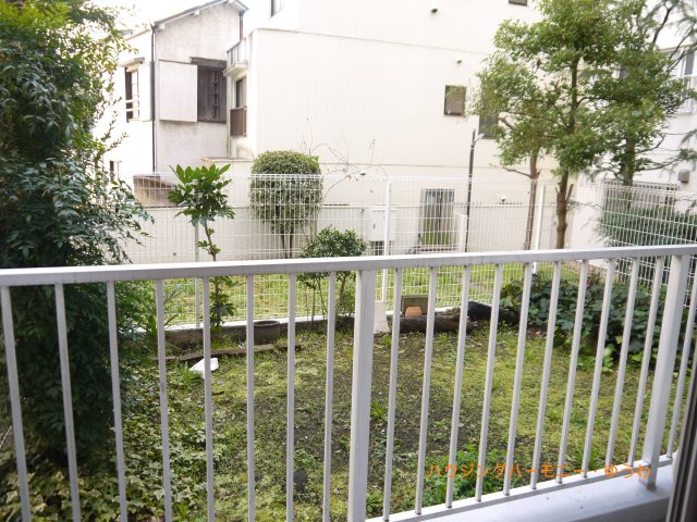 【展望】 | 目白ガーデニア | 窓には木々の緑が木漏れ日と共にまるで絵画のように美しく映し出されます。