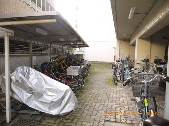 【駐輪場】 | 目白ガーデニア | 屋根付きの駐輪場となっていますので、雨の日でも大切な自転車が濡れずに済みます。