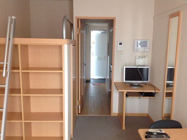 レオパレスクイーンハイツ小山の玄関|明るい玄関です