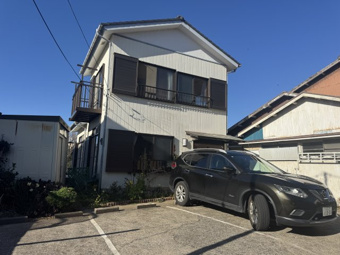 建物の前面に３台分の駐車場がございます。
エクストレイルを駐車してもこれだけの余裕がございます。