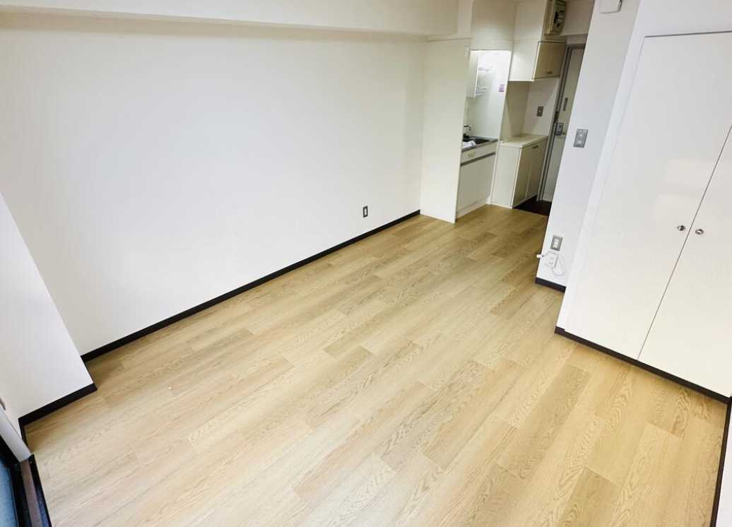 サンズオブイースト　礼金０　バストイレあり　洗濯機置き場の居間・リビング