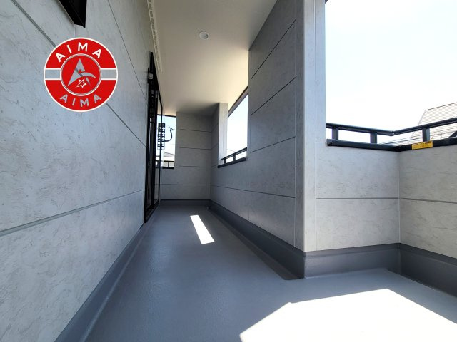 福岡市南区鶴田1丁目第1-4棟（3号棟）のバルコニー|風をしっかりと感じられるバルコニーでは、毎日が洗濯日和です。広々としているので洗濯も楽しくなるでしょうし、気分転換にバルコニーからの眺めを楽しむのもいいでしょう。