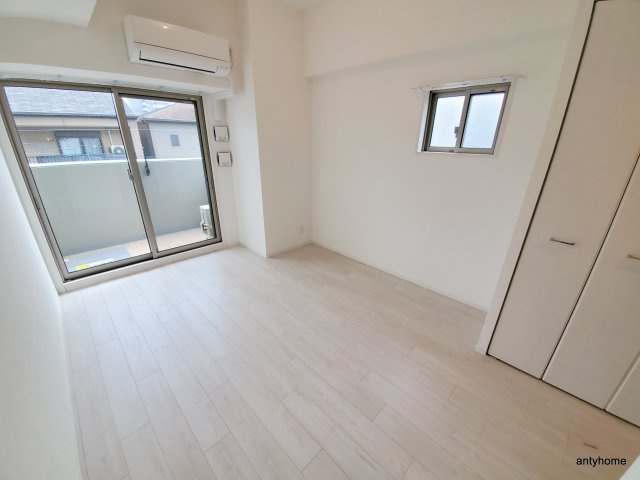 クレストタップ京橋　仲介手数料無料の居間・リビング