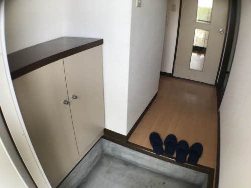 ハイツシャロームの玄関