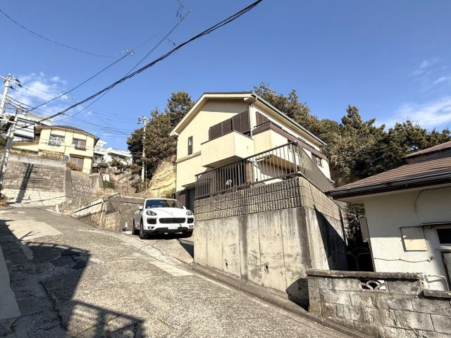 海一望！江ノ電と湘南の風景を楽しむ腰越1丁目の家の前面道路含む現地写真|開放感抜群