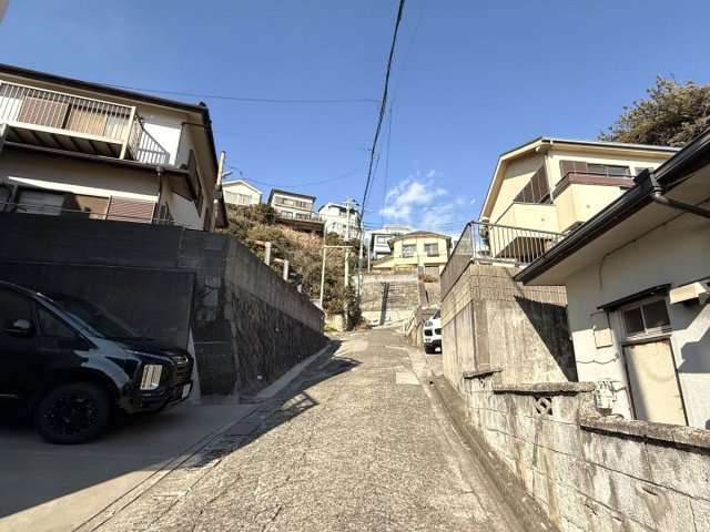 海一望！江ノ電と湘南の風景を楽しむ腰越1丁目の家のその他|前面道路