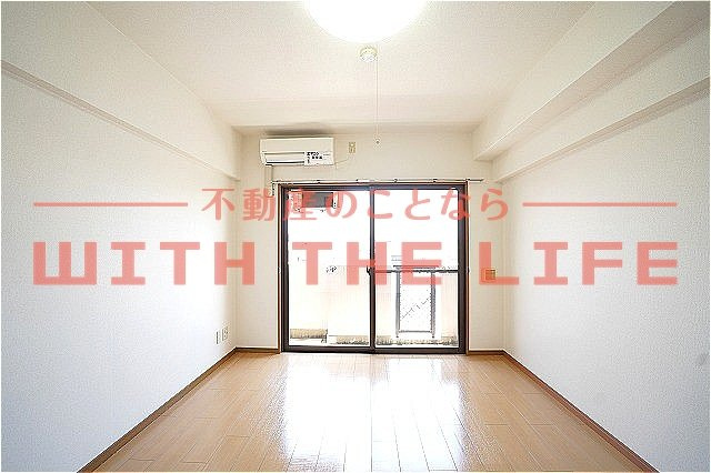 ユウメイトビル【キャッシュバック対象物件】の居間・リビング|ゆったりとしたリビングです