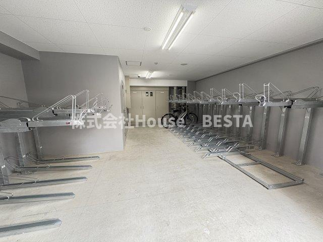 ソルテラス神戸栄町通の駐車場