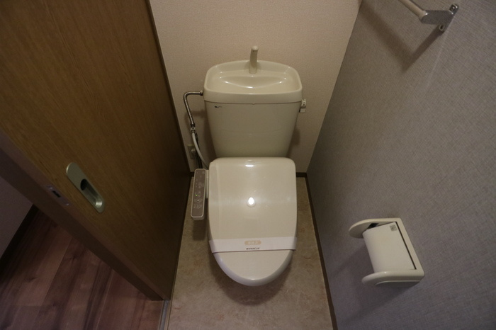 温水洗浄便座付きのトイレです♪