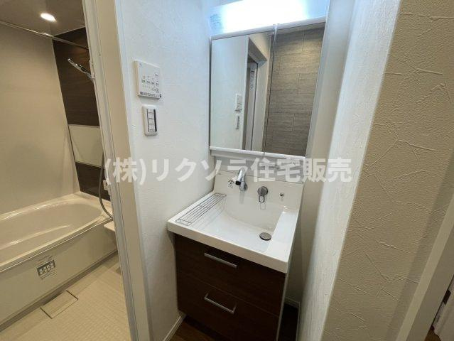 緑が丘1丁目　中古一戸建ての独立洗面台|二面鏡付き独立洗面台
■物件内覧・資金計画相談・住宅ローン相談、リフォーム相談、お問合せ受付中■
※当日・翌日のご内覧、ご相談はお電話でのお問合せがスムーズです！