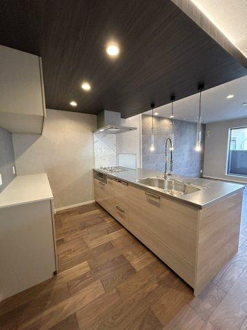 緑が丘1丁目　中古一戸建てのキッチン|システムキッチン　食器洗い乾燥機付き
■物件内覧・資金計画相談・住宅ローン相談、リフォーム相談、お問合せ受付中■
※当日・翌日のご内覧、ご相談はお電話でのお問合せがスムーズです！