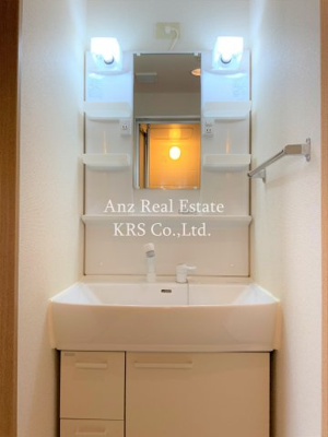 【洗面所】 | サウスサイドなにわ筋 | 鏡の両サイドに収納棚を設置、整理整頓をサポート！