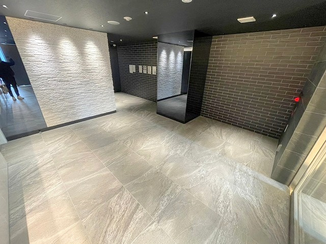 コンフォリア・リヴ新大阪WESTのロビー