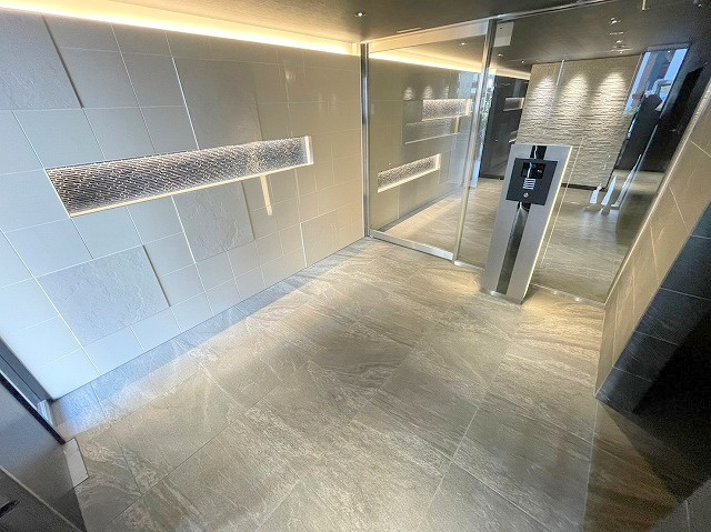 コンフォリア・リヴ新大阪WESTのエントランス