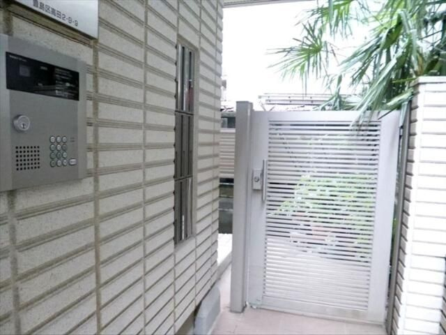 エクシヴ高田のエントランス