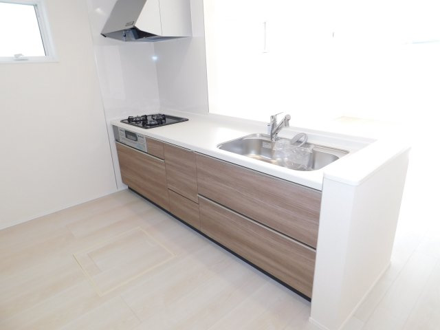 北名古屋市石橋角畑の新築一戸建のキッチン|◇キッチン◇　　人造大理石カウンター・浄水機能付ハンドシャワー・静音仕様シンク・スローインクローズレール・Ｓｉセンサーコンロ（３口）・床下収納庫・パントリー