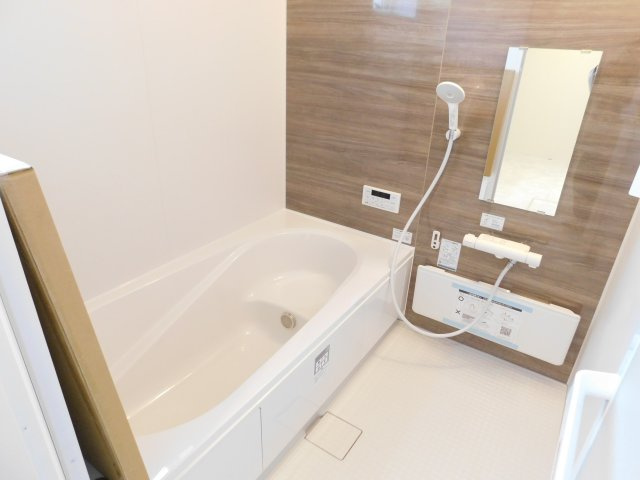 北名古屋市石橋角畑の新築一戸建の浴室|◇浴室◇　　広い１坪サイズ（ＬＩＸＩＬ）・浴室暖房乾燥機・断熱浴槽・エコベンチ浴槽・お手入れ楽々カウンター・キレイサーモフロア・オートバス・バリアフリーバス・追い焚き・浴室窓あり