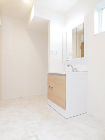 北名古屋市石橋角畑の新築一戸建の独立洗面台|◇洗面室◇　　ゆとりのある洗面室！　三面鏡シャンプードレッサー　くもり止め仕様　収納スペース完備