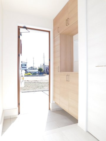 北名古屋市石橋角畑の新築一戸建の玄関|◇玄関収納◇　　玄関がスッキリ片付く大容量シューズ収納完備♪