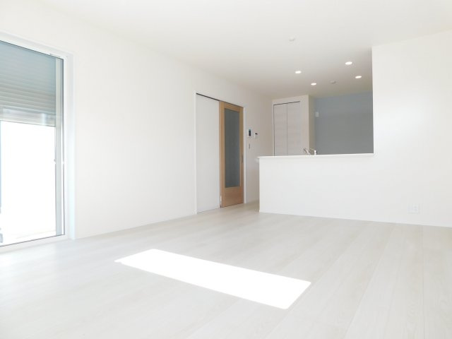 北名古屋市石橋角畑の新築一戸建の居間・リビング|◇リビング◇　　明るいリビング１６．７帖　パントリー完備！