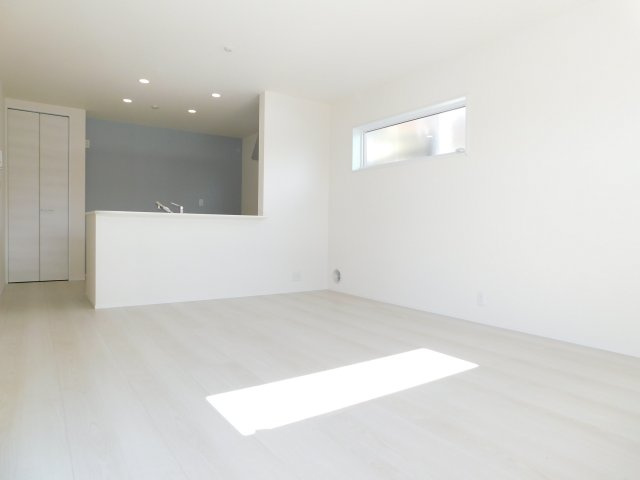 北名古屋市石橋角畑の新築一戸建の居間・リビング|◇リビング◇　　明るいリビング１６．７帖！　リビングが見渡せる対面キッチン♪