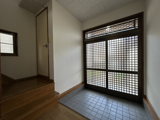 明石市二見町福里戸建の玄関