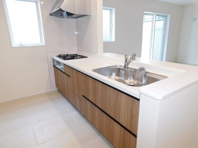 西春日井郡豊山町大字豊場字新田町の新築一戸建のキッチン|◇キッチン◇　　人気の対面式・人造大理石カウンター・浄水機能付ハンドシャワー・静音仕様シンク・スローインクローズレール・Ｓｉセンサーコンロ（３口）・床下収納庫