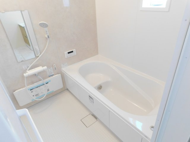 西春日井郡豊山町大字豊場字新田町の新築一戸建の浴室|◇浴室◇　　広い１坪サイズ（ＬＩＸＩＬ）・浴室暖房乾燥機・断熱浴槽・エコベンチ浴槽・お手入れ楽々カウンター・キレイサーモフロア・オートバス・バリアフリーバス・追い焚き・浴室窓あり