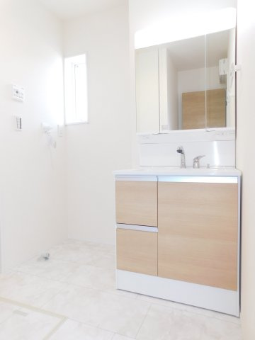 西春日井郡豊山町大字豊場字新田町の新築一戸建の独立洗面台|◇洗面室◇　　三面鏡シャンプードレッサー　くもり止め仕様