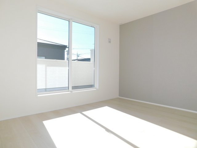 西春日井郡豊山町大字豊場字新田町の新築一戸建の洋室|◇２階洋室◇　　南面で明るい洋室７．１３帖　ウォークインクローゼット完備！　バルコニー利用可♪