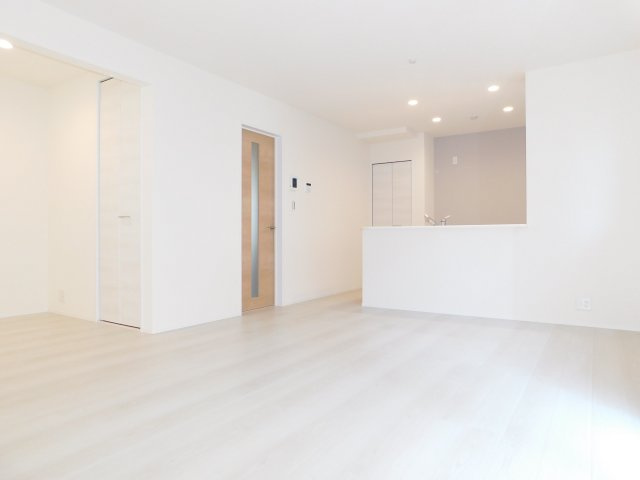 西春日井郡豊山町大字豊場字新田町の新築一戸建の居間・リビング|◇リビング◇　　南面で明るいリビング１５．７５帖　キッチン横に収納完備！